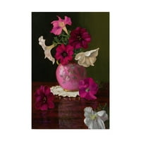 Védjegy képzőművészet 'petúnia Rózsaszín vázában' vászon művészet Christopher Pierce
